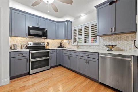 House in Saint Petersburg, Florida 3 bedrooms, 134.99 sq.m. № 1795691 - photo 5