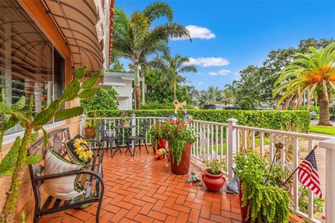 House in Saint Petersburg, Florida 3 bedrooms, 134.99 sq.m. № 1795691 - photo 7
