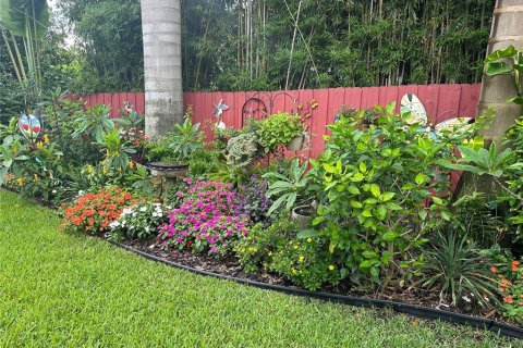 House in Saint Petersburg, Florida 3 bedrooms, 134.99 sq.m. № 1795691 - photo 18