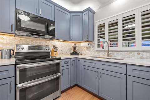 House in Saint Petersburg, Florida 3 bedrooms, 134.99 sq.m. № 1795691 - photo 11