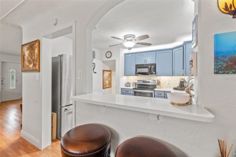 House in Saint Petersburg, Florida 3 bedrooms, 134.99 sq.m. № 1795691 - photo 14