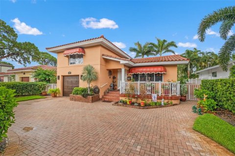 House in Saint Petersburg, Florida 3 bedrooms, 134.99 sq.m. № 1795691 - photo 1