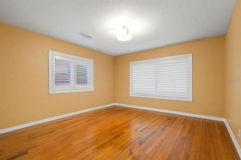 House in Saint Petersburg, Florida 3 bedrooms, 134.99 sq.m. № 1795691 - photo 24
