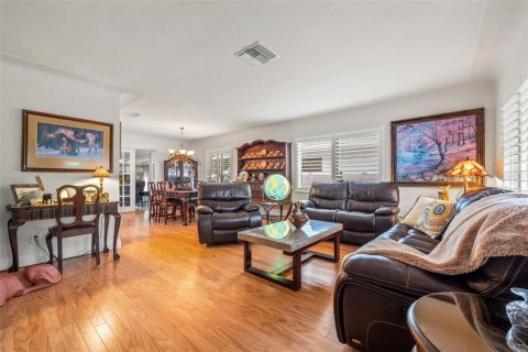 House in Saint Petersburg, Florida 3 bedrooms, 134.99 sq.m. № 1795691 - photo 4