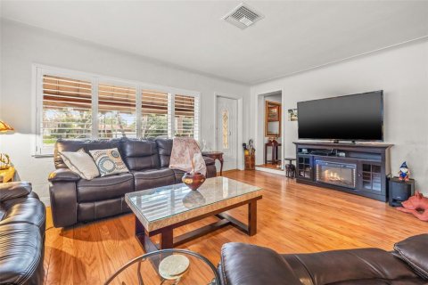 House in Saint Petersburg, Florida 3 bedrooms, 134.99 sq.m. № 1795691 - photo 8