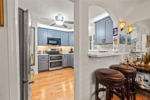 House in Saint Petersburg, Florida 3 bedrooms, 134.99 sq.m. № 1795691 - photo 13