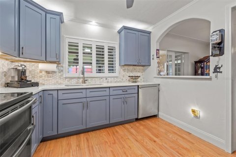 House in Saint Petersburg, Florida 3 bedrooms, 134.99 sq.m. № 1795691 - photo 12