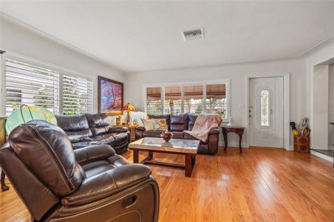 House in Saint Petersburg, Florida 3 bedrooms, 134.99 sq.m. № 1795691 - photo 9