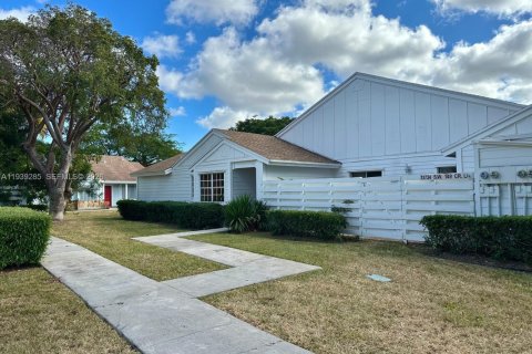 Villa ou maison à louer à Miami, Floride: 2 chambres, 90.95 m2 № 1996835 - photo 2