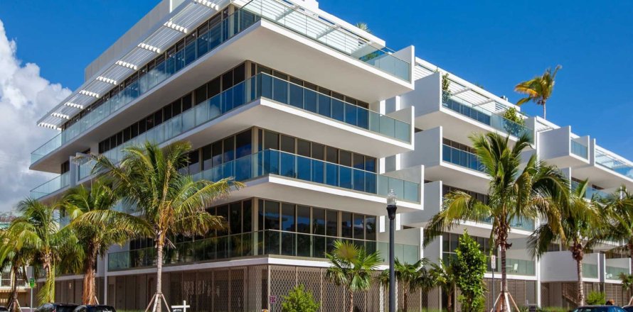 THREE HUNDRED COLLINS in Miami Beach, Florida № 69771