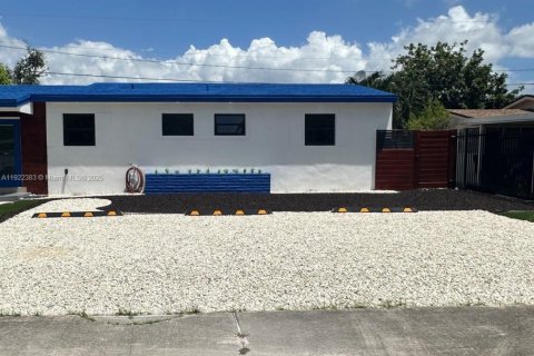 Villa ou maison à louer à Miami Gardens, Floride: 3 chambres, 112.88 m2 № 1976319 - photo 1