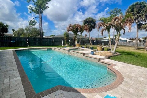 House in Port St. Lucie, Florida 4 bedrooms, 195.19 sq.m. № 2084178 - photo 6