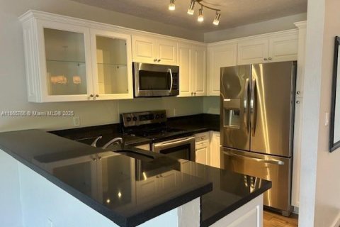 Condominio en alquiler en Miami, Florida, 1 dormitorio, 74.97 m2 № 1896426 - foto 3