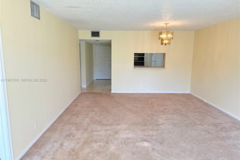 Copropriété à vendre à Pembroke Pines, Floride: 2 chambres, 110.74 m2 № 2024357 - photo 4