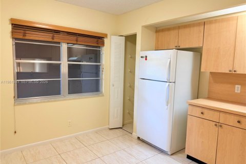 Copropriété à vendre à Pembroke Pines, Floride: 2 chambres, 110.74 m2 № 2024357 - photo 2