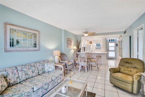 Condo in Lauderdale-by-the-Sea, Florida, 1 bedroom  № 1857336 - photo 15