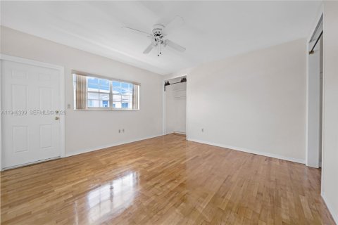 Townhouse in Miami Beach, Florida 3 bedrooms, 149.39 sq.m. № 2003585 - photo 23