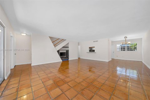 Townhouse in Miami Beach, Florida 3 bedrooms, 149.39 sq.m. № 2003585 - photo 2