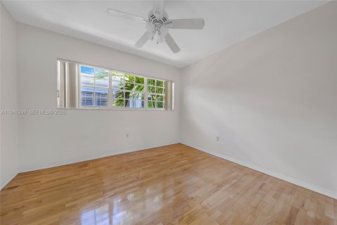 Townhouse in Miami Beach, Florida 3 bedrooms, 149.39 sq.m. № 2003585 - photo 20