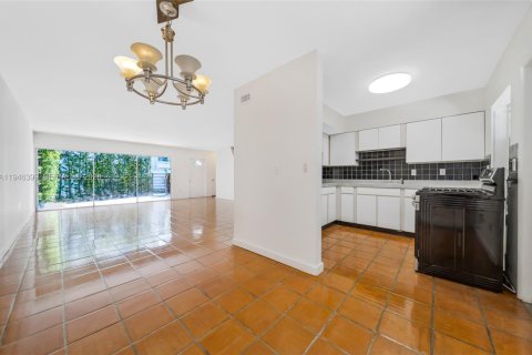 Townhouse in Miami Beach, Florida 3 bedrooms, 149.39 sq.m. № 2003585 - photo 9