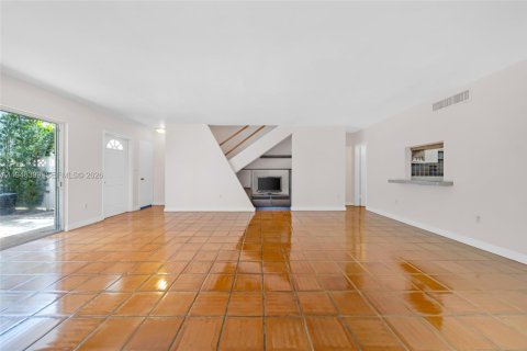 Townhouse in Miami Beach, Florida 3 bedrooms, 149.39 sq.m. № 2003585 - photo 4