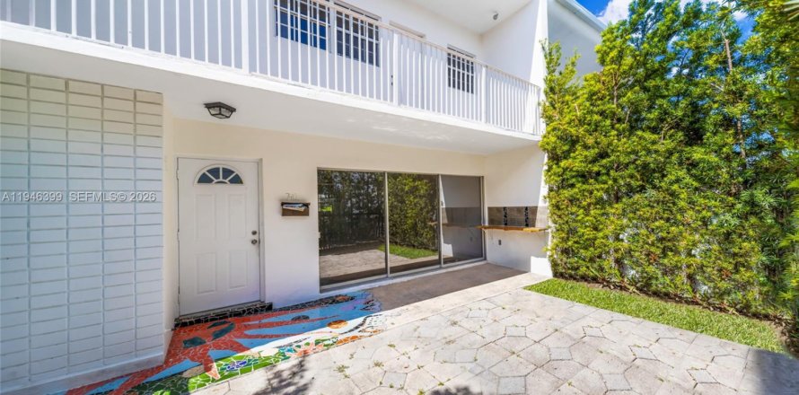 Townhouse in Miami Beach, Florida 3 bedrooms, 149.39 sq.m. № 2003585