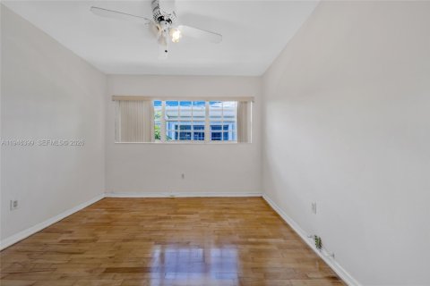 Townhouse in Miami Beach, Florida 3 bedrooms, 149.39 sq.m. № 2003585 - photo 16