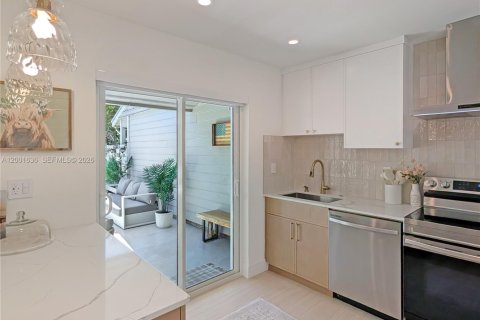 Condo in Miami, Florida, 2 bedrooms № 2070751 - photo 9