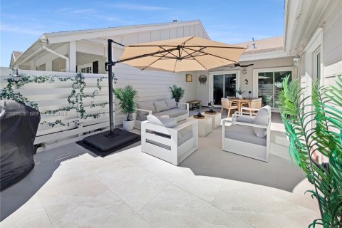 Condo in Miami, Florida, 2 bedrooms № 2070751 - photo 25