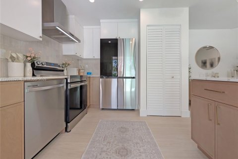 Condo in Miami, Florida, 2 bedrooms № 2070751 - photo 8