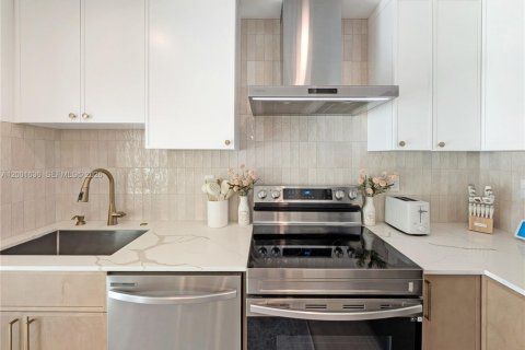 Condo in Miami, Florida, 2 bedrooms № 2070751 - photo 10