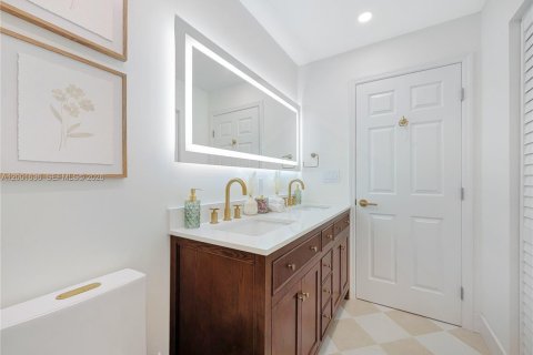 Condo in Miami, Florida, 2 bedrooms № 2070751 - photo 14