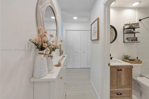 Condo in Miami, Florida, 2 bedrooms № 2070751 - photo 18