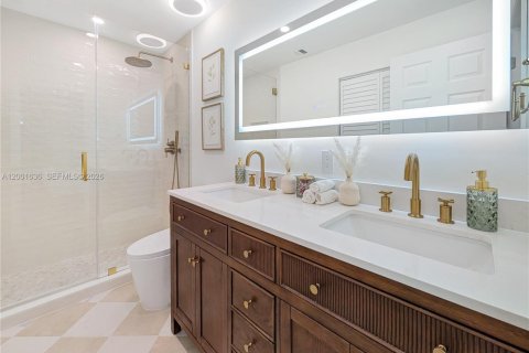 Condo in Miami, Florida, 2 bedrooms № 2070751 - photo 13