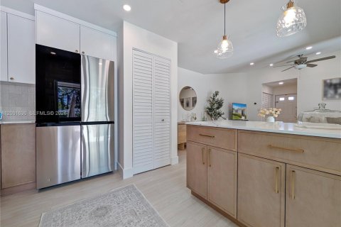 Condo in Miami, Florida, 2 bedrooms № 2070751 - photo 7