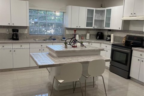 House in Miami, Florida 6 bedrooms, 314.94 sq.m. № 1772537 - photo 14