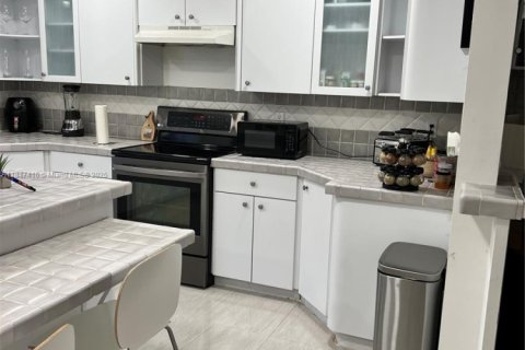 House in Miami, Florida 6 bedrooms, 314.94 sq.m. № 1772537 - photo 22