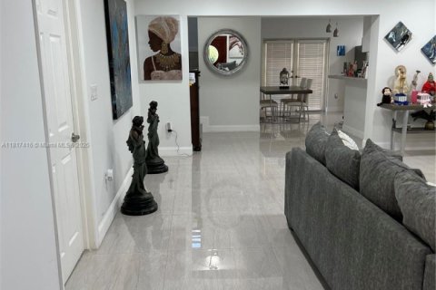 House in Miami, Florida 6 bedrooms, 314.94 sq.m. № 1772537 - photo 17