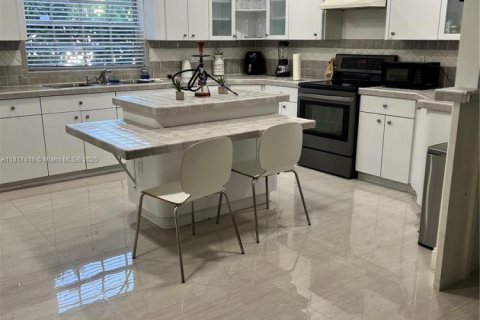 House in Miami, Florida 6 bedrooms, 314.94 sq.m. № 1772537 - photo 21