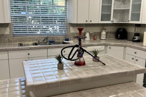 House in Miami, Florida 6 bedrooms, 314.94 sq.m. № 1772537 - photo 20