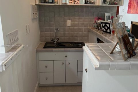 House in Miami, Florida 6 bedrooms, 314.94 sq.m. № 1772537 - photo 12