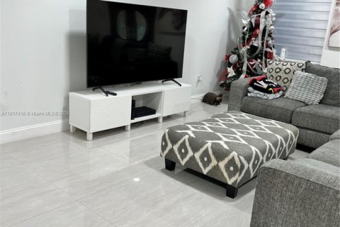 House in Miami, Florida 6 bedrooms, 314.94 sq.m. № 1772537 - photo 15