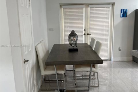 House in Miami, Florida 6 bedrooms, 314.94 sq.m. № 1772537 - photo 11