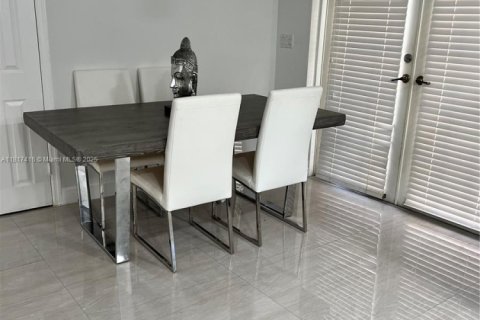 House in Miami, Florida 6 bedrooms, 314.94 sq.m. № 1772537 - photo 27