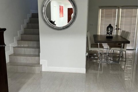 House in Miami, Florida 6 bedrooms, 314.94 sq.m. № 1772537 - photo 23