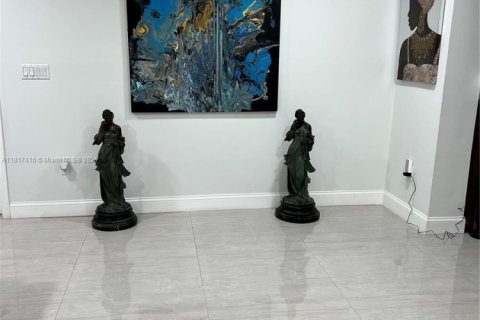 House in Miami, Florida 6 bedrooms, 314.94 sq.m. № 1772537 - photo 24