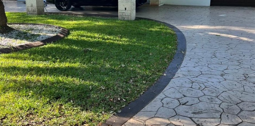 House in Miami, Florida 6 bedrooms, 314.94 sq.m. № 1772537