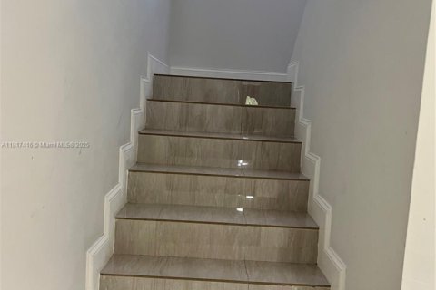 House in Miami, Florida 6 bedrooms, 314.94 sq.m. № 1772537 - photo 26
