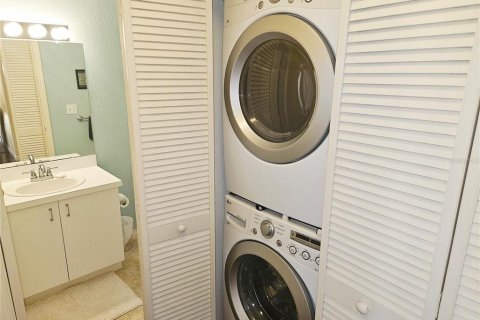 Condo in Sarasota, Florida, 2 bedrooms  № 1677532 - photo 10