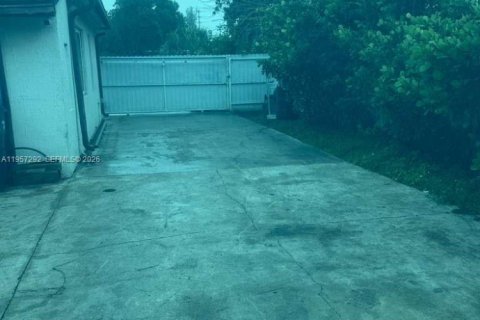 Villa ou maison à vendre à Opa-locka, Floride: 3 chambres, 90.58 m2 № 2011262 - photo 6